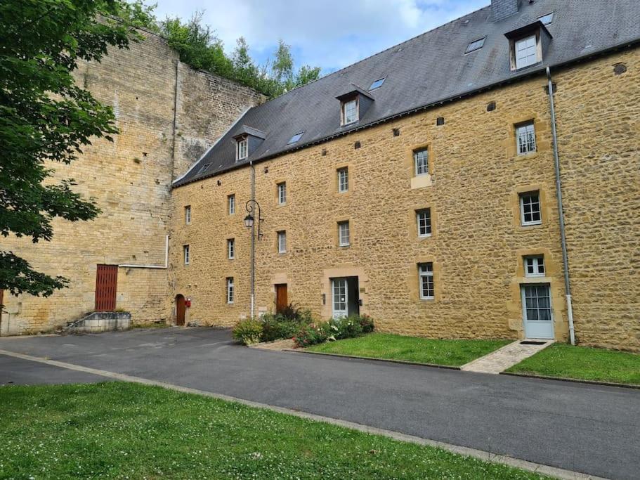 Aux Remparts Du Chateau Sedan Exterior foto